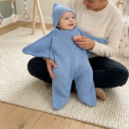 Combinaison bébé en maille crochetée présentée de profil