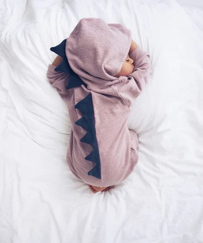 Bébé confortablement habillé avec une grenouillère dinosaure