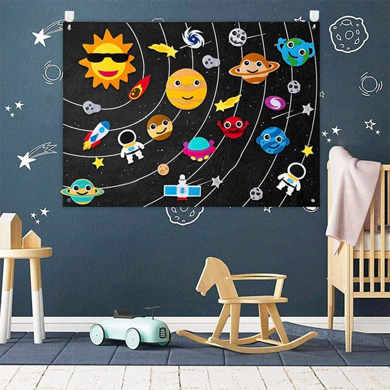 Tableau en feutrine avec éléments de manipulation pour bébé