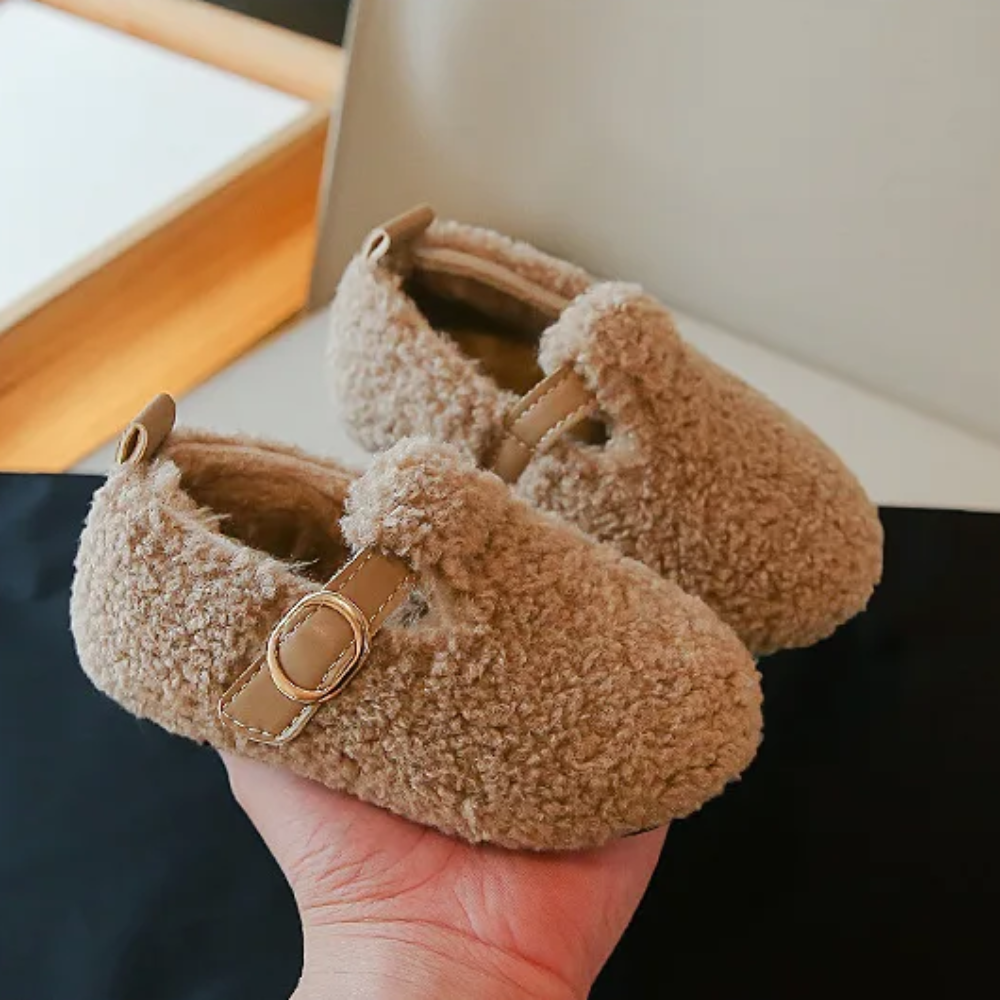 Paire de chaussures d’hiver enfant présentée de face