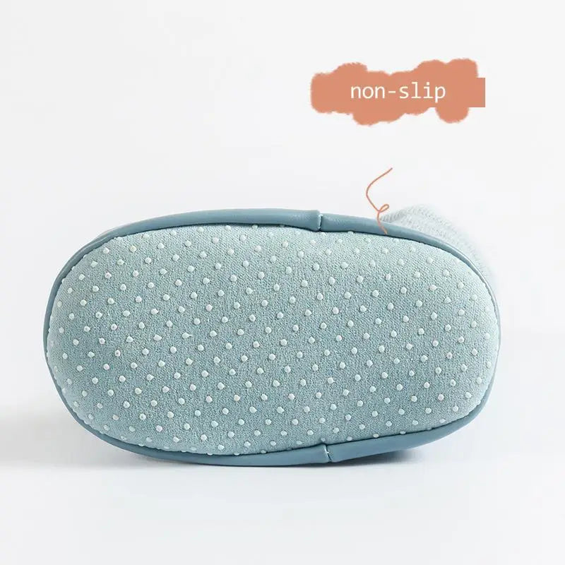 Détail des motifs animaux sur les chaussures chaussettes bébé