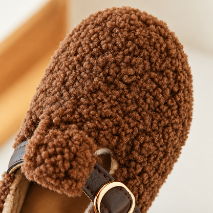 Chaussures d’hiver enfant montrant leur semelle adhérente