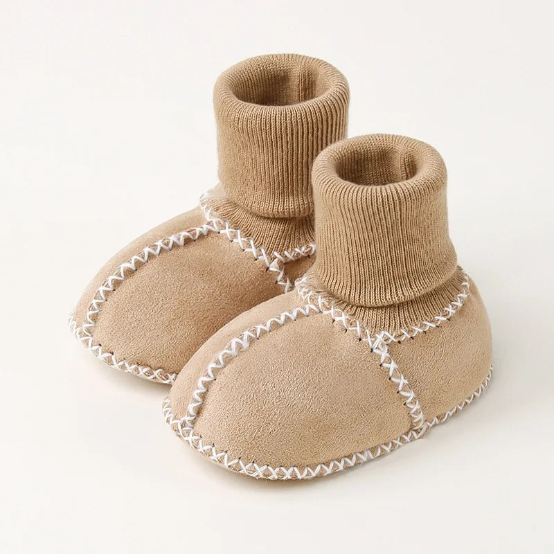 Chaussons bébé en tricot présentés par paire