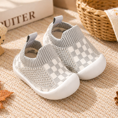 Détail de l’ouverture extensible d’un chausson bébé