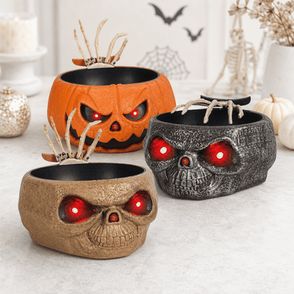 Bol à bonbons Halloween avec une main de squelette décorative