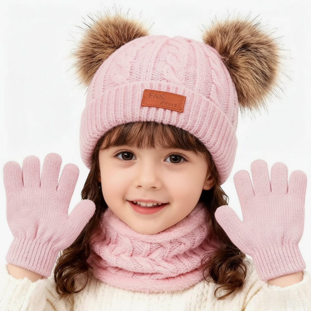 Bonnet chaud pour enfant présenté avec son écharpe et ses gants