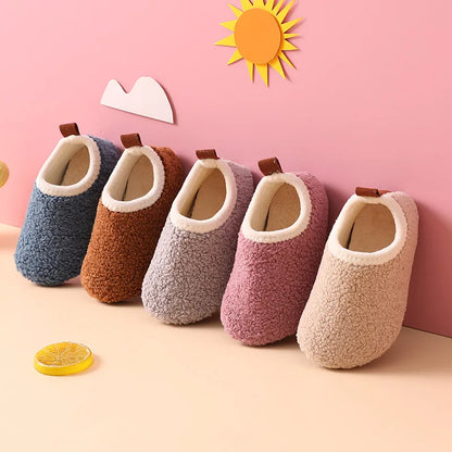 Chaussons confortables et chauds présentés pour une utilisation à la maison
