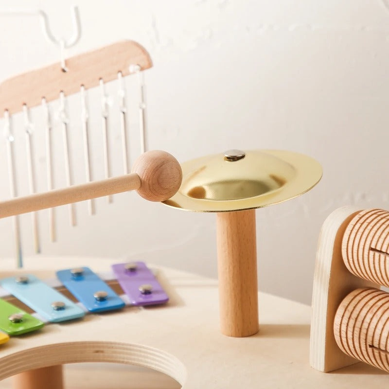 Enfant jouant avec les instruments musicaux en bois de l’ensemble