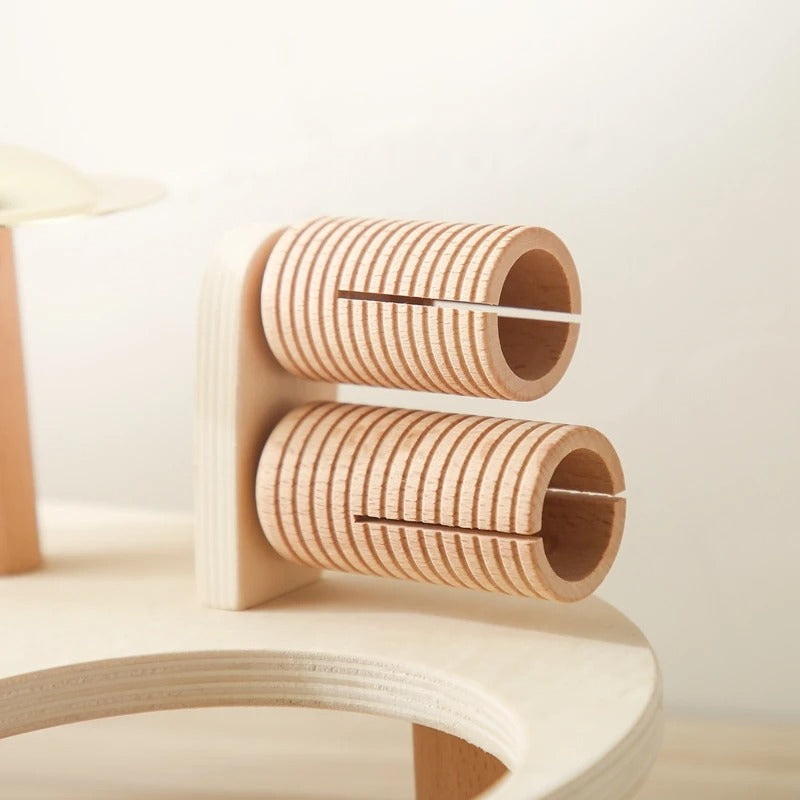 Détail d’un jouet musical en bois de l’ensemble Montessori