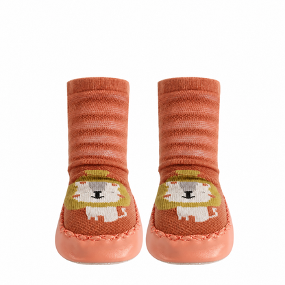 Chaussures chaussettes bébé présentées par paire
