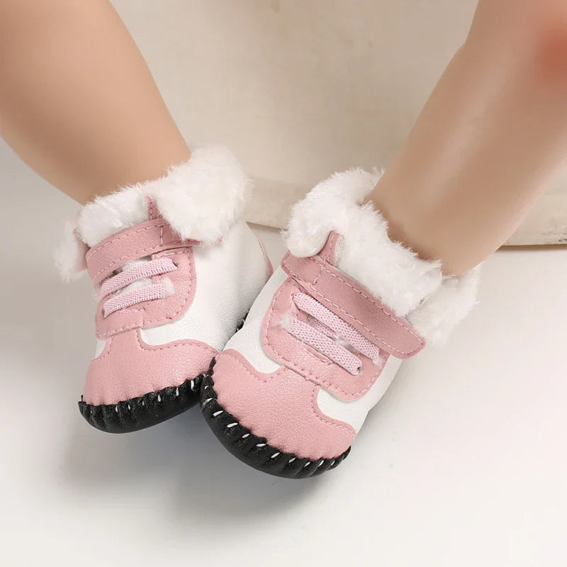 Vue de profil des bottes bébé pour les sorties hivernales