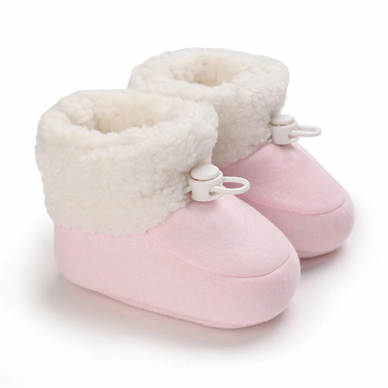 Bottines douces pour bébé présentées ensemble