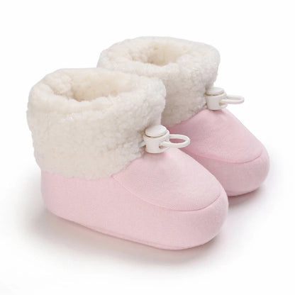 Bottines douces pour bébé présentées ensemble