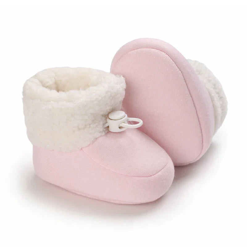 Vue rapprochée des poignets moelleux des bottines d’hiver bébé