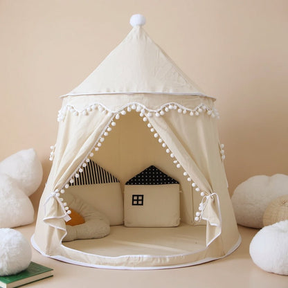 Tipi enfant pliable en tissu doux installé dans une pièce