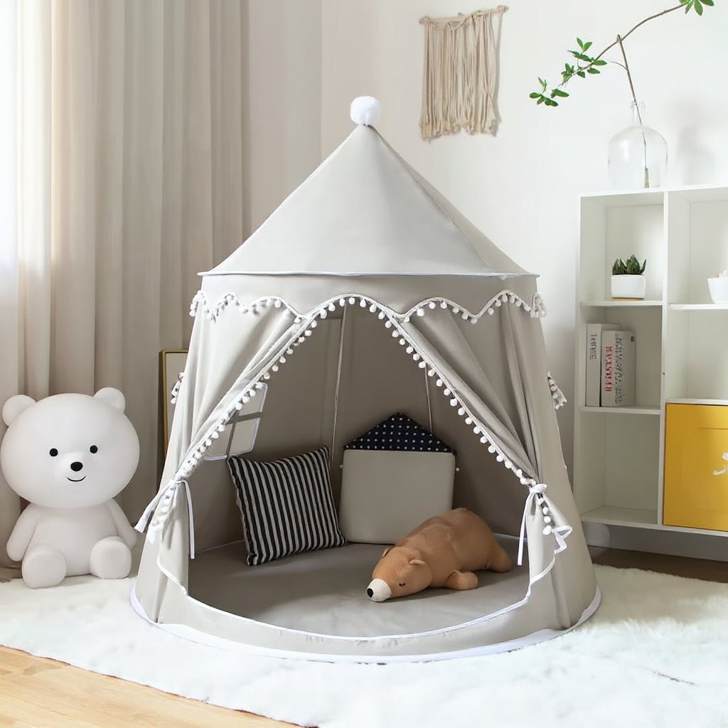 Tipi enfant installé dans un espace extérieur pour jouer