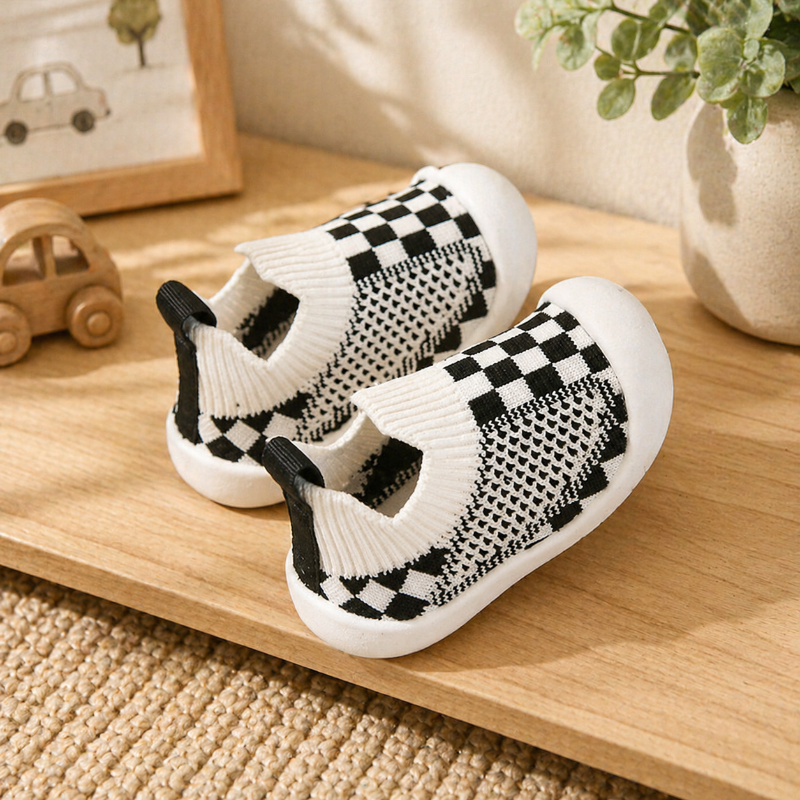 Chaussons bébé souples présentés côte à côte