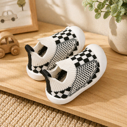 Chaussons bébé souples présentés côte à côte