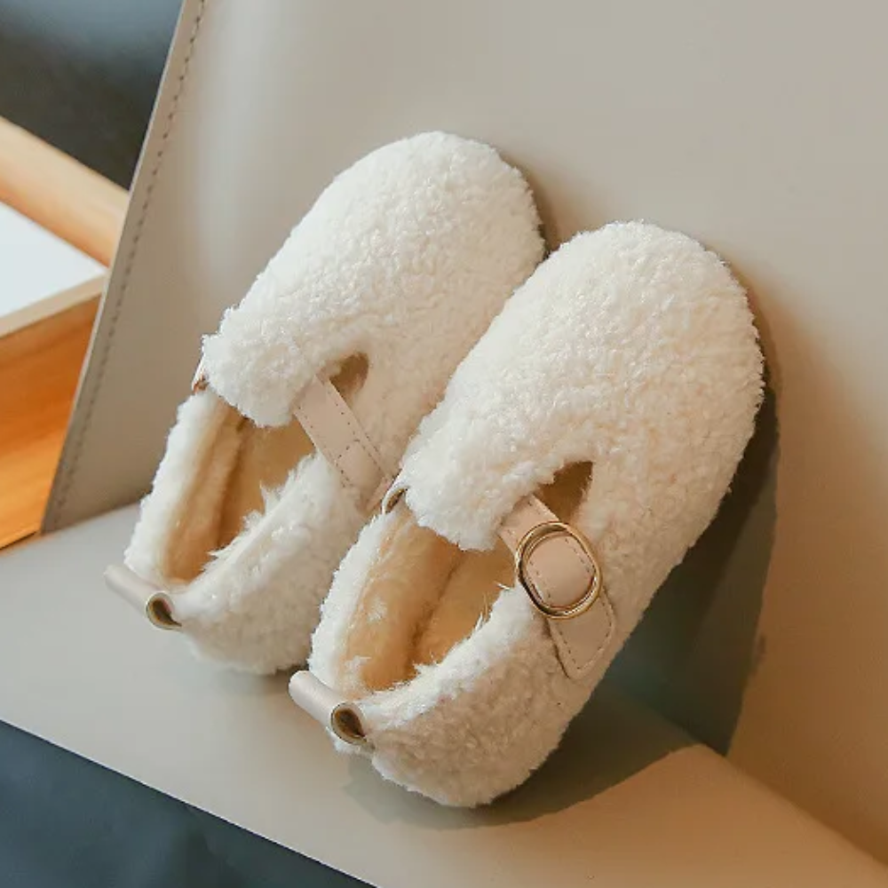 Vue latérale des chaussures d’hiver enfant souples et chaudes